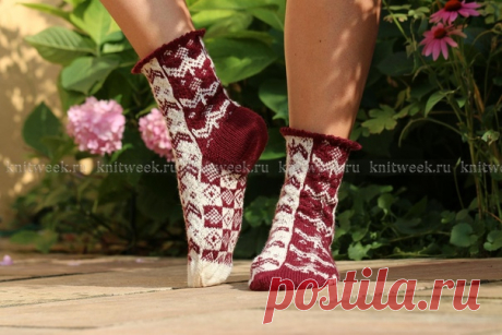 #жаккардовый_узор@klubo4ek_socks

Носки Хелла

Размеры
M - 37-38 европейский
L - 39-42 европейский Длина стопы: 24.5-26 см Материалы
Пряжа 100 г/420 м двух цветов ОЦ (красный) и СС (белый), спицы чулочные
2.5 мм и 3 мм Плотность вязания
30 петель и 42 круга = 10х10 см узором по схеме на спицах 3 мм

Описание
Нитью ОЦ набрать 76 петель на спицы 2.5 мм, соединить в круг и вязать:
1-3 круги: лиц.п.
4 круг: *2 п. вместе лиц., накид, повторять от
* по кругу.
5-7 круги: лиц.п.
П...