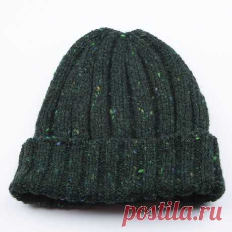 Шерстяная шапка FDS71M Bottle Green от Fisherman Out of Ireland Тёплая вязаная шапка из мягкой шерсти мериноса. Изготовлена в Ирландии на фабрике Fisherman Out of Ireland из местной пряжи в темно-зеленых тонах.