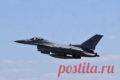 На Украине рассказали о сложностях с поставками истребителей F-16. Спикер командования Военно-воздушных сил (ВВС) Украины Юрий Игнат заявил о сложностях с поставками истребителей F-16 и обеспечениями их инфраструктуры. «Сроки поставки Украине западных истребителей F-16 пока остаются неизвестными, инфраструктура для них еще не готова», — сообщил он.