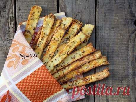 Картофельные палочки.

Вкусные, хрустящие, солененькие... любители похрустеть от таких не смогут отказаться! 

Ингредиенты:

250 г пшеничной муки
250 г сваренного в мундире картофеля
250 г масла сливочного (количество масла можно немного уменьшить на грамм 50-75)
соль и тмин для посыпания

Приготовление:

1. Картофель натереть на мелкой терке. Добавить к картофелю масло и муку. Замесить тесто.

2. Раскатать тесто в пласт толщиной приблизительно 0,5-0,7 см.
Посыпать солью и...