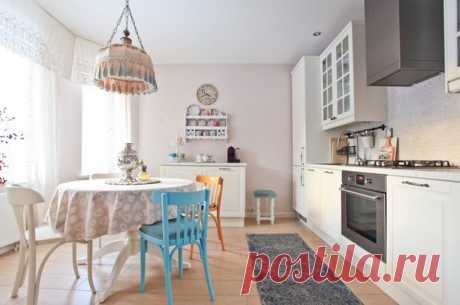 Жене Ждановой удалось создать очень душевное и уютное пространство, где вся семья может собираться за круглым столом с кружевной скатертью, пить чай с баранками и вспоминать истории из жизни,