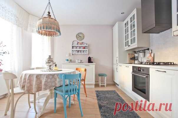 Жене Ждановой удалось создать очень душевное и уютное пространство, где вся семья может собираться за круглым столом с кружевной скатертью, пить чай с баранками и вспоминать истории из жизни,