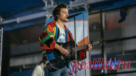 Harry Styles’s Cardigan Has Inspired a Crocheting TikTok Trend | Teen Vogue