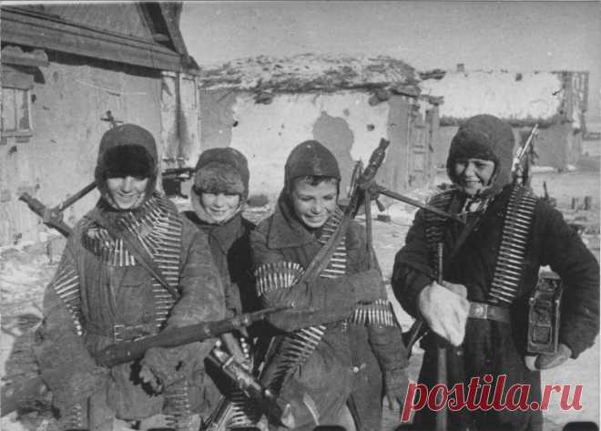 О том, как 11-16 летние детдомовцы два дня защищали свою деревню от фашистов. Вгаг был отброшен