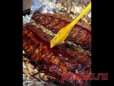 РЕБРЫШКИ В ДУХОВКЕ Ингредиенты:- ребра 1 кг- мед 70 гр- соевый соус 70 гр- сок половины апельсина- паприка 1 ч.л- чеснок 3 зубЗапекаем при 130° 2 часа, затем смазываем соусом и запекаем при 180° 30 минут.Приготовление на видео&nbsp;