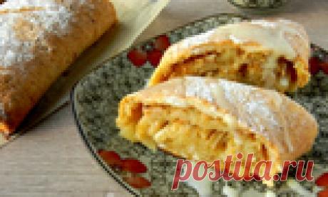 Рулет из творожного теста с яблоками и ананасом