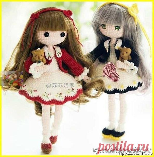 ВЯЗАНАЯ КУКОЛКА МОРА (ОПИСАНИЕ ВЯЗАНИЯ)

Куколка Мора

Условные обозначения:

вл - воздушная петля Сбн - столбик без иакида ТТссн - лолустолбик без накида Сен - столбик с нокидом Приб - прибавка Уб - убавка

ЗЗПП - за заднюю полупетлю ЗППП - за переднюю полупетлю КА * кольцо амигуруми

Материалы:

Крючок 1,75 мм Нитки под крючок Наполнитель Проволока Мулине для вышивки

Руки (2 шт)

В КА 6 сбн (6)

1 ряд: 6 сби (6)

2 ряд: 3 сбн, 3 ССН с одной вершиной в одну петлю. 2 сбн ...