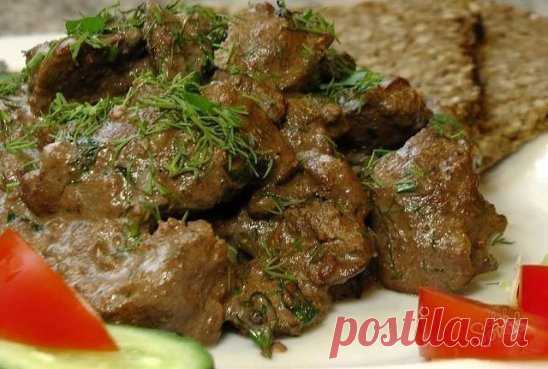 Самый вкусный рецепт печени! Печень получается мягкой, сочной, нежной! 
ИНГРЕДИЕНТЫ 
600 г говяжьей печени 
1 яйцо 
3 зубчика чеснока 
1 ч. л. сахара 
1 ч. л. соли (без горки) 
0,5 ч. л. соды 
1 луковица 
масло растительное для жарки 
мука кукурузная для панировки 
ПРИГОТОВЛЕНИЕ 
Печень вымой, обсуши, удали пленку и нарежь крупными кусочками. 
Приготовь маринад: в миске взбей яйцо с солью, сахаром, содой и чесноком, пропущенным через пресс. Залей полученной смесью кусочки печени и оставь марин