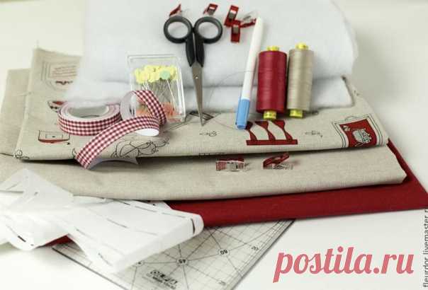 Сколько пластиковых сумок вы ежегодно покупаете или получаете бесплатно в магазинах?
Примерно 5-10 штук в день на каждого человека, а в целом в мире — несколько триллионов штук в день!
Пластик — чрезвычайно долговечный материал: его полное разложение может длиться до 1000 лет.
Даже так называемые биоразлагаемые пластики не решают проблему — они не разлагаются до конца, а просто распадаются на меньшие фрагменты. Их даже сложнее перерабатывать.

Альтернатива, признанная во в...