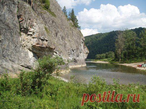 Владимир Красенков
Я, место, где родиться не искал. И
сделать это, человек не властен. Но я благодарю судьбу свою, что в этом я
рождён краю... Я счастлив тем, что моя Родина Урал, где гладь озёр нашла покой
в отрогах скал...
•••