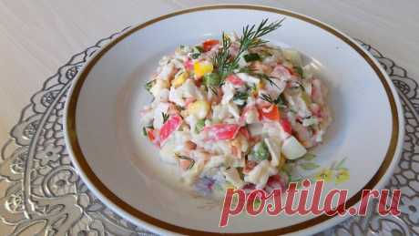 Салат из крабовых палочек с рисом и овощами Для приготовления этого салата из крабовых палочек мне понадобиться:Гавайская смесь замороженных овощей с рисом - 1 упаковка (400 гр)Куриное яйцо - 4 шт.Крабовое мясо (крабовые палочки) - 1 упаковка (200 гр.)Свежие помидоры - 2 шт. среднего размераСвежая зелень укропа - 1 небольшой...
