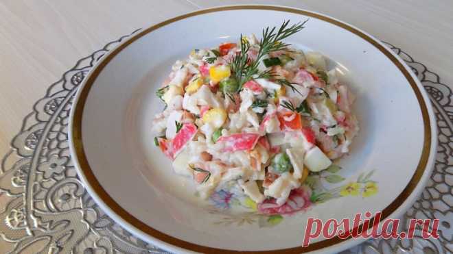 Салат из крабовых палочек с рисом и овощами Для приготовления этого салата из крабовых палочек мне понадобиться:Гавайская смесь замороженных овощей с рисом - 1 упаковка (400 гр)Куриное яйцо - 4 шт.Крабовое мясо (крабовые палочки) - 1 упаковка (200 гр.)Свежие помидоры - 2 шт. среднего размераСвежая зелень укропа - 1 небольшой...