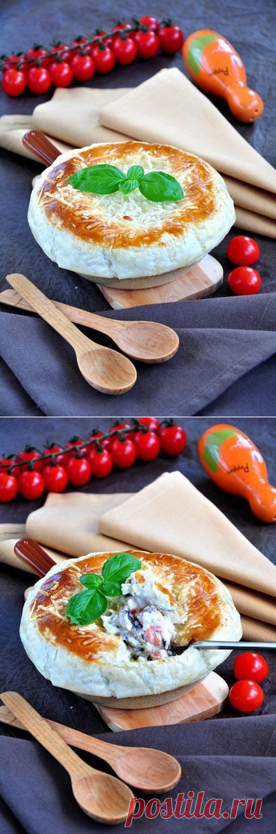 Порционный пирог из семги, грибов и риса на сковороде.