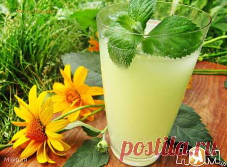 Лимонный квас

Для этого напитка нужно будет 3-4 больших лимона. Предварительно лучше всего ошпарить их кипятком, чтобы обезопасить себя от различных химических веществ, которыми обильно покрывают продукт для предотвращения порчи при транспортировке и хранении. В большую емкость для кваса отжимаем сок из наших лимонов, добавляем туда 2,5 стакана сахара, 20 гр дрожжей, 100 гр изюма и лимонную цедру. Для процесса брожения достаточно будет 2-х дней при комнатной температуре.