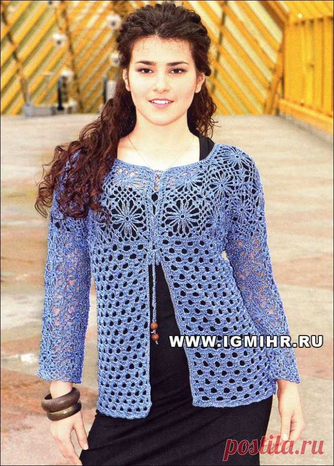 Жакет василькового цвета с мотивами и фантазийным узором. Крючок.