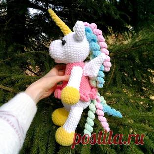 Аликорн амигуруми. Схемы и описания для вязания игрушек крючком! Бесплатный мастер-класс от Регины Мартюшевой по вязанию Аликорна - летающего единорога. Высота вязаной крючком игрушки примерно 27-33 см без учета рог…