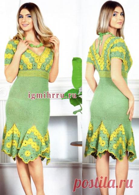 Женственное двухцветное платье с клиньями из мотивов.