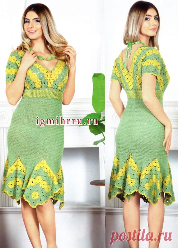 Женственное двухцветное платье с клиньями из мотивов.