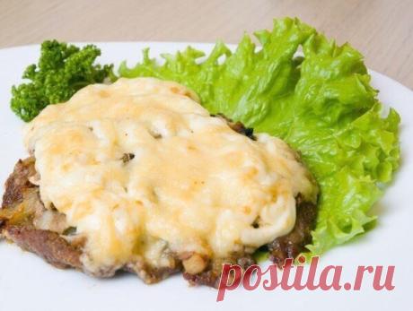 Горячие блюда на Новый год: 3 рецепта мяса по-французски

Запеченное мясо с грибами и сыром

Ингредиенты:

Свиная вырезка - 600 г
Шампиньоны - 200 г
Лук - 1 шт.
Растительное масло - 2 ст.л.
Соль, перец - по вкусу
Сметана - 200 г
Яйца - 2 шт.
Тертый сыр - 75 г

Приготовление:

1. Мясо помыть и нарезать поперек волокон ломтиками толщиной около сантиметра. Затем отбить, посыпать солью и перцем.
2. Грибы помыть и нарезать пластинками. Обжарить на разогретой с маслом сковороде ...
