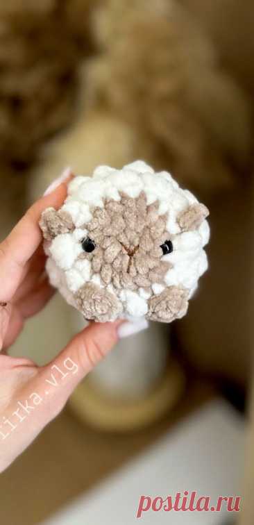PDF Мини овечка Кудряшка крючком. FREE crochet pattern; Аmigurumi toy patterns. Амигуруми схемы и описания на русском. Вязаные игрушки и поделки своими руками #amimore - плюшевая овечка, маленькая овца из плюшевой пряжи, баран.