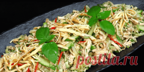 Салат с яичными блинами "Паутинка".  Рекомендую приготовить вкусный салат с яичными блинами. Салат легкий, свежий, сытный и готовится без майонеза.