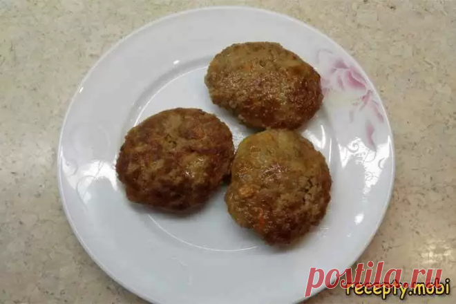Котлеты говяжьи рецепт с луком и морковью для детей

✅Ингредиенты 
говядина (бедро) – 350 гр; 
батон – 3-4 кусочка; 
молоко; 
яйцо куриное – 1 шт; 
лук – 1 шт; 
морковь – 1 шт; 
масло подсолнечное; 
масло сливочное; 
соль и молотый черный перец.