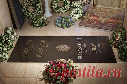 Опубликовано фото места захоронения королевы Елизаветы II. Букингемский дворец опубликовал фотографию места захоронения королевы Елизаветы II в часовне короля Георга VI в Виндзоре. На мемориальной плите также выгравированы имена и годы жизни ее родителей и супруга-консорта. По данным CNN, плита вырезана вручную из бельгийского черного мрамора.