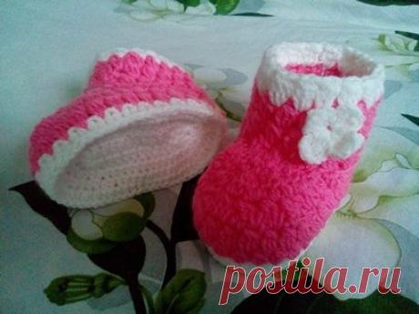 Пинетки розовые.
Ручная вязка.
Длина следка 13 см, высота 11 см.