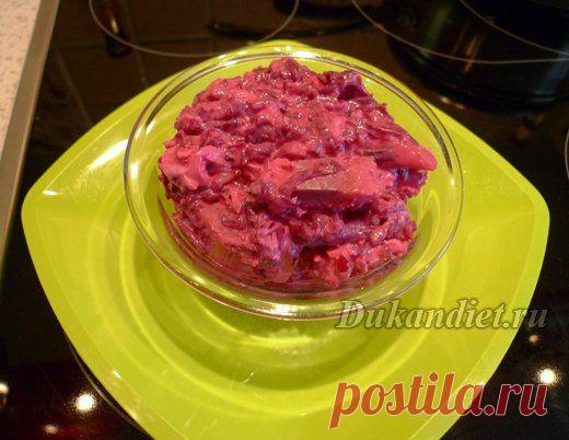 ДЮ-сельдь под «шубой» | Диета Дюкана

Селёдка из банки кусочками "С дымком" 200 г (думаю, что сельдь, которую нужно будет самостоятельно чистить даст более яркий и сочный вкус),
свёкла отварная – 200 г,
яйцо – 2 шт.,
лук - 1 маленькая луковица (по вкусу),
йогурт Активия-лайт - 1 баночка (125г),
чеснок - 1 долька,
горчица – 1 ч. л.(готовая, взяла "Русскую").