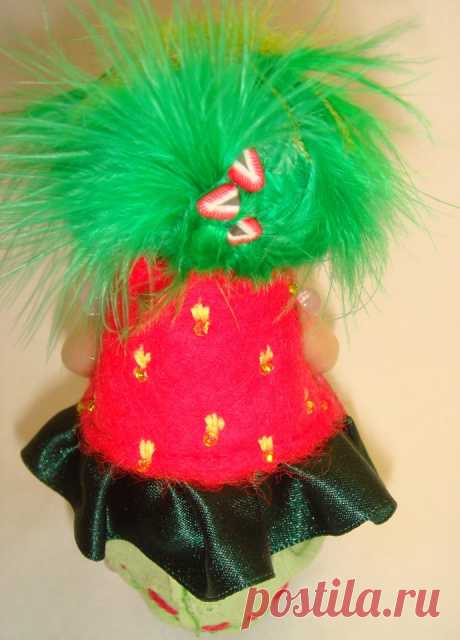 Гномиха Клубничка :) Милая, озорная....Выполнена из полимерной глины Cernit Doll.Тело фетр, ручки ножки и голова подвижны. Шапочка и жилет валяние из шерсти, декор бисер, ленты, колокольчик :) Роспись пастель, акрил масло.