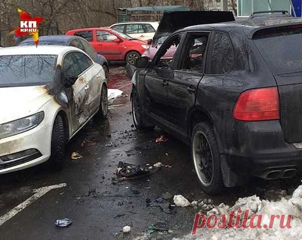 Столичный стритрейсер Вартан Саркисов сбил насмерть пешехода и сбежал с места ДТП 
Камера наружного наблюдения зафиксировала трагический финал устроенной 26-летним москвичом по имени Вартан гонки по улицам столицы — зарегистрированный на его мать Porsche Cayenne сбил пешехода, выле…