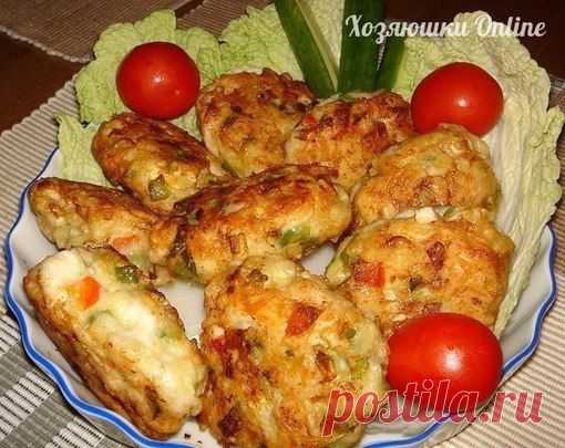 Рецепт очень вкусных и полезных котлет из куриного мяса с овощами и сыром.