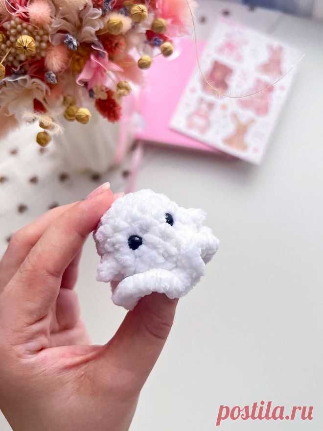 PDF Привидение крючком. FREE crochet pattern; Аmigurumi toy patterns. Амигуруми схемы и описания на русском. Вязаные игрушки и поделки своими руками #amimore - маленькое привидение из плюшевой пряжи, плюшевый брелок в виде призрака, хэллоуин.