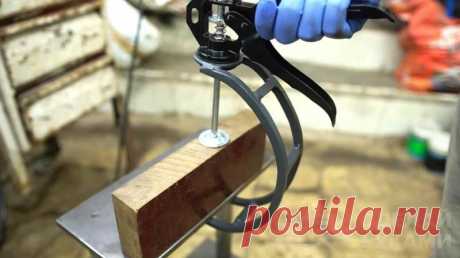 Самодельная струбцина из пистолета для герметика Струбцину для домашней мастерской можно купить, а можно сделать самостоятельно из подручных средств — например, из пистолета для герметика. В данном