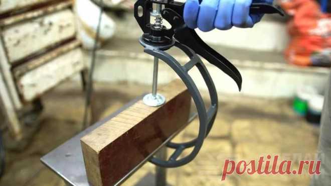 Самодельная струбцина из пистолета для герметика Струбцину для домашней мастерской можно купить, а можно сделать самостоятельно из подручных средств — например, из пистолета для герметика. В данном