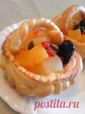 Корзинка с фруктами - вкусная выпечка