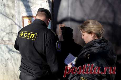 Миллионы россиян отказались платить по своим долгам. Количество злостных неплательщиков в России достигло 8,6 миллиона человек в 2021 году, что является историческим рекордом. За год количество неплательщиков выросло на 1,6 миллиона против прошлогодних 1,2 миллиона человек. Они задолжали 1,1 триллиона рублей (на 40 миллиардов больше, чем в 2020-м).