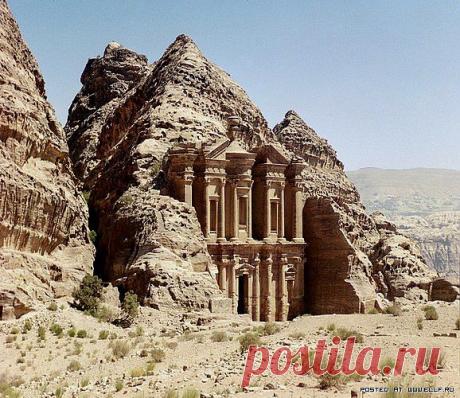 В глубине скалистой пустыни Иордании  на высоте более 900 м над уровнем моря спрятан город розовых скал - Петра, который создали руки древнего народа набатеев тысячи лет назад.Этот древний чудо-город простирается вдоль извилистой долины, образовавшейся среди скал, на месте, бывшем в глубокой древности руслом реки. Вытесанные в скалах ступеньки ведут к неисчислимому количеству сооружений - монументов, некрополей, водохранилищ, алтарей. До наших дней сохранилось более восьмисот памятников Петры.