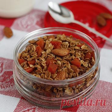 Медовая гранола с миндалем и курагой
