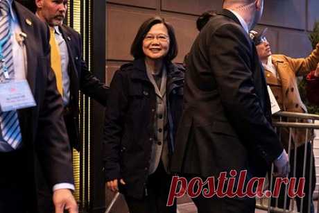 Описана возможная реакция Китая на визит главы Тайваня в США. Визит главы администрации Тайваня Цай Инвэнь в США — это не настолько серьезный инцидент для Китая, каким в свое время был визит бывшего спикера палаты представителей Конгресса США Нэнси Пелоси на остров, убежден китаист Леонид Ковачич. В разговоре с «Лентой.ру» он предсказал возможную реакцию КНР.