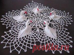 Красивая вязаная салфетка