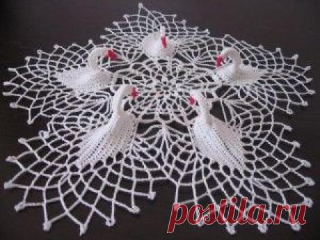 Красивая вязаная салфетка