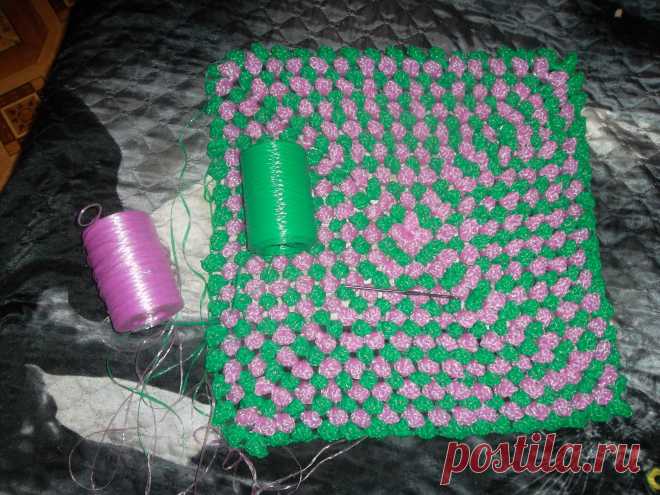 Необычный коврик | Вязаные крючком аксессуары Девочки,хочу показать вам свою работу.Все мы вяжем коврики :из шерсти,акрила,шнуров разного состава и качества,даже из простыней и колготок вяжут.а я по весне задалась идеей связать коврик для мамы.Но не в дом,а в баню.Баня деревенская,полы холодные.Сами понимаете,как стоять пожилому...