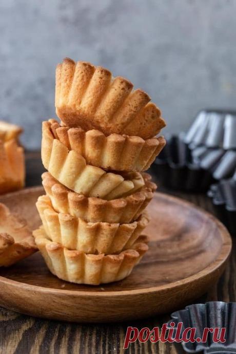 Все о французском песочном тесте Pâte sucrée 🇨🇵
+ 7 рецептов 

Pâte sucrée - песочное сладкое тесто. Оно используется для приготвления базы/основы для сладкой выпечки (пирогов). 

В состав такого теста входит мука, сахарный песок или сахарная глазурь, сливочное масло, яйцо, соль, но также такое тесто может быть приготовлено с использованием дробленных сушеных фруктов, как миндаль, орехи, фисташки, или какао. 

В одних рецептах такого теста используется либо желток, либо ...