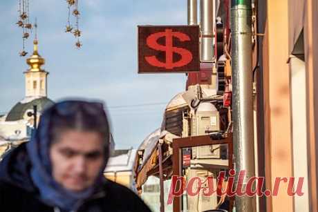 Курс доллара превысил 77 рублей. По итогам торгов в пятницу, 24 марта, курс доллара на Московской бирже вырос на 1,41 процента и вновь превысил 77 рублей, дойдя до 70,7 рубля. На максимуме он поднимался до 77,12 рубля. Евро с начала дня незначительно вырос, до 82,71 рубля. Индекс Мосбиржи прибавил 0,13 процента, дойдя до 2392 пунктов.