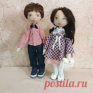 Вот такие майские дети сегодня вышли в свет. Майя и Кирюша. Рост Майи 33 см, а Кириши 35 см. Одежда и обувь съемная. Надеются найти любящую мамочку.