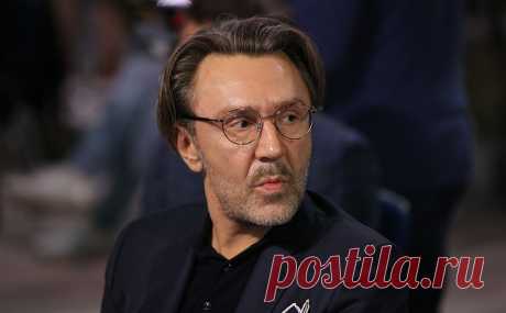 Шнуров выпустил клип о Беглове, «который угробит» Петербург. Группа «Ленинград» выпустила уже третий клип с критикой властей Петербурга. В клипе Шнуров отмечает, что проблемы с уборкой могут быть связаны с тем, что глава региона Беглов родился в Баку, где нет снега, а сосульки — редкость