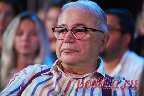 Попавший в больницу Петросян вышел на связь. Юморист Евгений Петросян, попавший в больницу с переломом руки, снова вышел на связь. Артист опубликовал в сторис в соцсетях анонс шоу «Юмор! Юмор!! Юмор!!!», которое состоится 17 февраля. «Не пропустите», — подписал публикацию Петросян. В прошлый раз юморист выходил на связь 16 февраля.