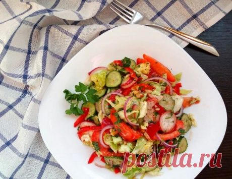Салаты на Новый год 2020: рецепты, простые и вкусные, какие можно приготовить, легкие, без майонеза, фруктовые, овощные, мясные, с рыбой, морепродуктами, видео