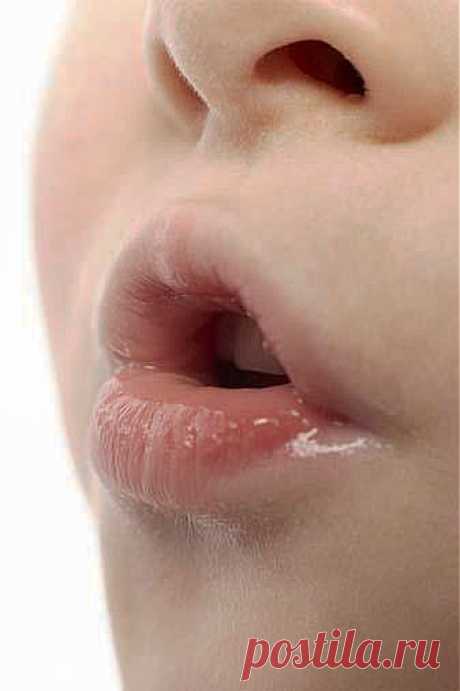 Шесть целительных звуков . 
В основе лечения звуками лежит утверждение, что все внутренние органы имеют определенную частоту колебаний. При их заболевании частота становится другой, и возникает разлад в работе всего организма. Однако здоровый, заданный природой ритм можно восстановить с помощью определенных звуков и движений. Исцеляющие звуки помогают охлаждению системы органов тела подобно тому, как охлаждается двигатель автомобиля. Они освобождают внутренние органы от перегретой энергии,